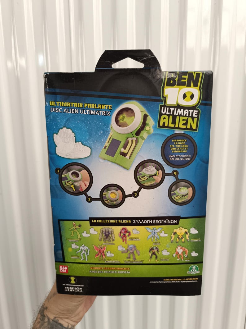 Pode incluir: Uma embalagem de brinquedo Ben 10 Ultimate Alien. A caixa &eacute; principalmente azul e verde, apresentando imagens do dispositivo Ultimatrix e v&aacute;rias figuras alien&iacute;genas. O texto inclui "Ultimatrix Parlante" e "Ultimate Alien".