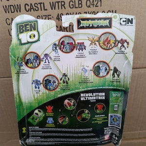 Puede incluir: Parte trasera de un paquete de figuras de acci&oacute;n de Ben 10 con varias ilustraciones de personajes. El paquete presenta los logotipos de Haywire y Cartoon Network, junto con texto que indica el origen del producto y la edad recomendada.