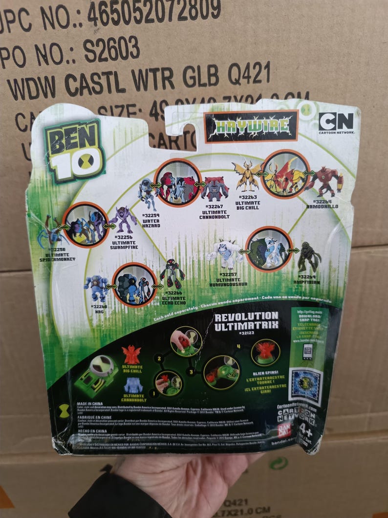 Puede incluir: Parte trasera de un paquete de figuras de acci&oacute;n de Ben 10 con varias ilustraciones de personajes. El paquete presenta los logotipos de Haywire y Cartoon Network, junto con texto que indica el origen del producto y la edad recomendada.