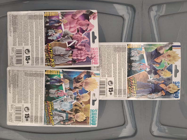 Puede incluir: Cuatro paquetes de figuras de acci&oacute;n con personajes de la serie Dragon Ball Z. Los paquetes muestran im&aacute;genes de personajes como Majin Buu, Gotenks y Super Saiyan Vegito. El embalaje incluye las etiquetas "SHODO" y "LINEUP".