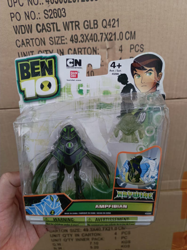 Puede incluir: Figura de acci&oacute;n de Ben 10 Ampfibian en un paquete de pl&aacute;stico transparente. La figura es principalmente verde oscuro y negra. El embalaje presenta el logotipo de Ben 10, el logotipo de Cartoon Network y el nombre del personaje. Tama&ntilde;o de la caja: 49,3x40,7x21,0 cm.