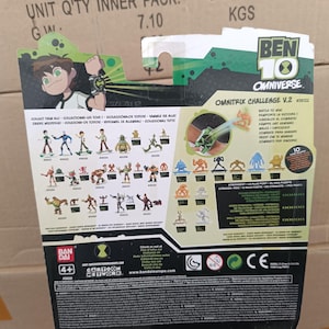 Puede incluir: Embalaje de figura de acci&oacute;n Ben 10 Omnitrix Challenge V.2. La parte posterior del paquete presenta im&aacute;genes de varias figuras de acci&oacute;n, el logotipo de Ben 10 y el logotipo de Cartoon Network. El paquete es verde, negro y blanco.