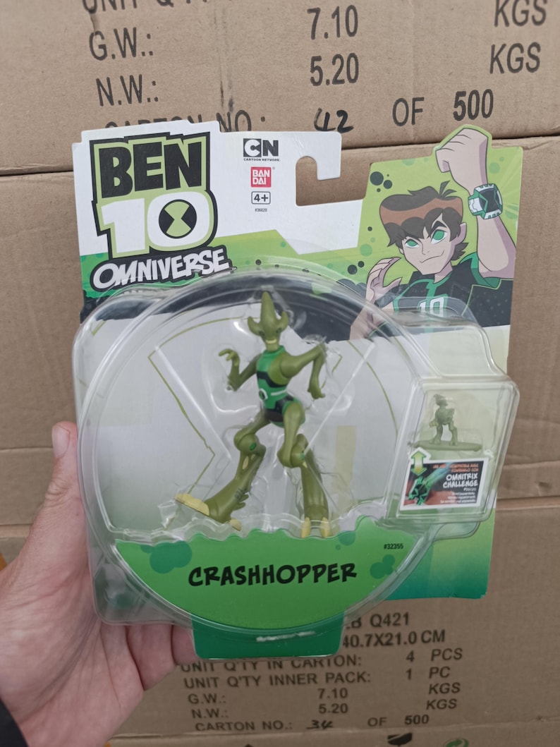 Puede incluir: Una figura de acci&oacute;n de Crashhopper de Ben 10 Omniverse en un paquete de pl&aacute;stico transparente. La figura es verde y negra, con el nombre "Crashhopper" impreso en el embalaje. El embalaje tambi&eacute;n presenta una imagen de dibujos animados de Ben 10.