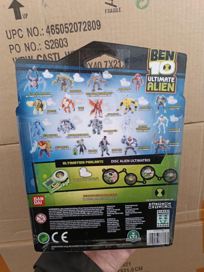 Puede incluir: Parte trasera de un paquete de juguetes Ben 10 Ultimate Alien. El paquete presenta varios personajes alien&iacute;genas y el texto "ULTIMATE ALIEN". El paquete tambi&eacute;n incluye el texto "ULTIMATRIX PARLANTE" y "DISC ALIEN ULTIMATRIX". Dimensiones: 421 cm x 21,0 cm.