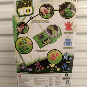 Pu&ograve; includere: Confezione di giocattoli Ben 10 verde e nera con il logo Ben 10 e varie figure aliene. La confezione include immagini del giocattolo in azione e i testi "ULTIMATE BIG CHILL" e "ULTIMATE CANNONBOLT".