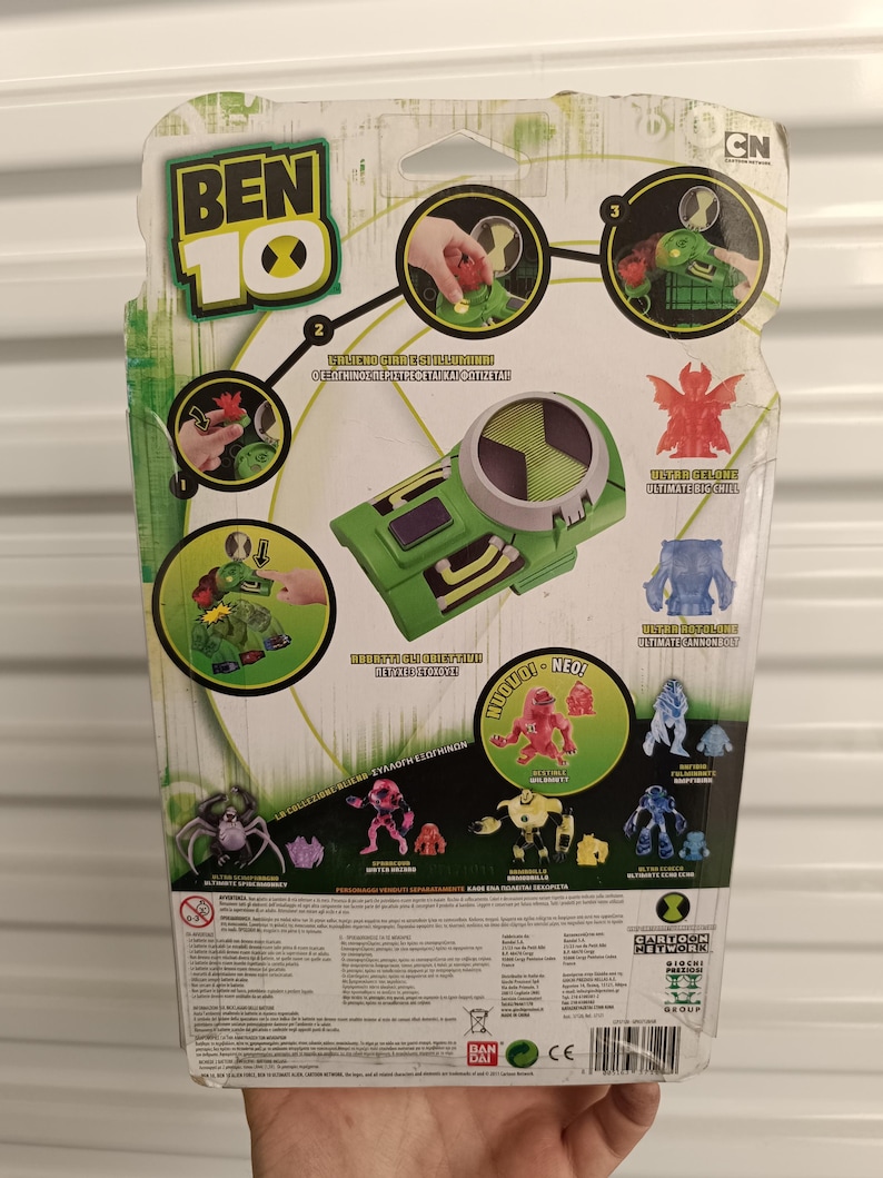 Pu&ograve; includere: Confezione di giocattoli Ben 10 verde e nera con il logo Ben 10 e varie figure aliene. La confezione include immagini del giocattolo in azione e i testi "ULTIMATE BIG CHILL" e "ULTIMATE CANNONBOLT".