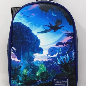 Könnte beinhalten: Blauer Rucksack mit einer lebendigen Szene aus dem Film Avatar. Das Design zeigt schwebende Berge, fliegende Kreaturen und üppige, leuchtende Flora. Der Rucksack hat eine dunkelblaue Umrandung und einen oberen Griff. Disney Parks und Loungefly Logos.