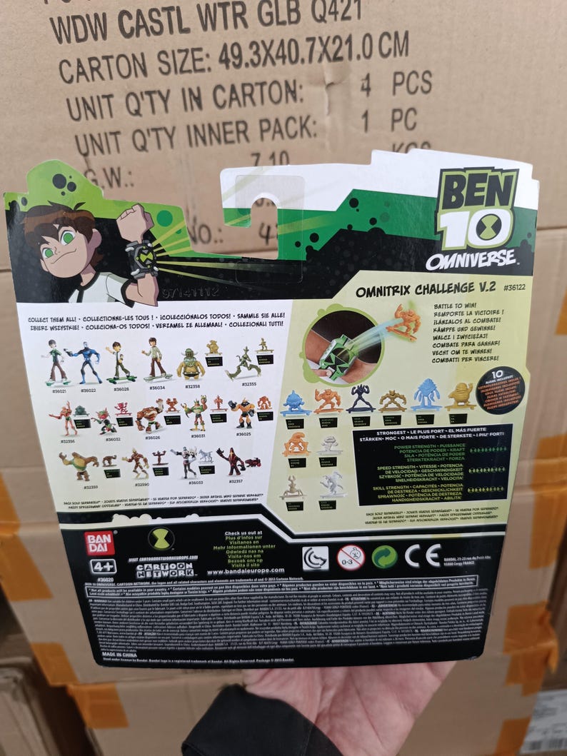 May include: The back of a Ben 10 Omniverse toy package. The package features images of various characters and the Omnitrix Challenge V.2 logo. The carton size is 49.3 x 40.7 x 21.0 cm. The package includes the text "Collect them all!"
