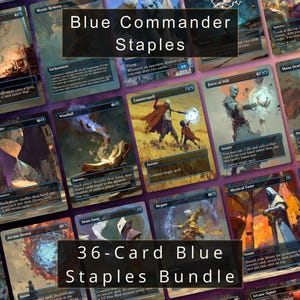 Può includere: Una collezione di carte collezionabili Magic: The Gathering blu disposte in una griglia, con varie illustrazioni fantasy e testo. L'immagine include due sovrapposizioni di testo nero che recitano Blue Commander Staples e 36-Card Blue Staples Bundle.