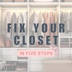 Op de afbeelding: Een georganiseerde kledingkast met kleding aan houten hangers. De tekst "FIX YOUR CLOSET IN FIVE STEPS" staat in het midden. De kast is wit met ingebouwde planken en laden. Er zijn decoratieve dozen en kussens.