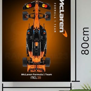 Puede incluir: Un póster vertical que muestra una vista superior de un coche de carreras McLaren de Fórmula 1 en color naranja y negro. El texto dice McLaren Formula 1 Team e ITCL39. Las dimensiones son 80cm por 60cm, indicadas por líneas de medida negras.
