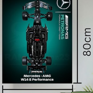 Puede incluir: Un póster vertical que muestra una vista superior de un coche de Fórmula 1 Mercedes-AMG W14 E Performance negro. El diseño incluye el logotipo de F1, la estrella de Mercedes-Benz y el texto Mercedes-AMG Petronas Formula One Team. Mide 80cm por 60cm.