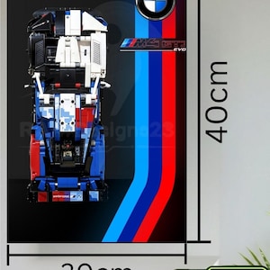 Op de afbeelding: Een verticale poster met een bovenaanzicht van een BMW M4 GT3 EVO modelauto in blauw, wit en zwart. Het ontwerp bevat het BMW-logo, de tekst M4 GT3 EVO en verticale blauwe en rode strepen. De afmetingen zijn aangegeven als 40cm bij 30cm.