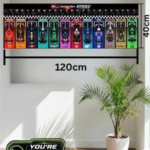 Può includere: Un poster rettangolare da parete con una grafica LEGO Formula 1 Grand Prix Speed Champions che mostra dodici auto da corsa colorate, loghi di scuderie e tracciati di circuiti. Il poster misura 120 cm di larghezza e 40 cm di altezza.