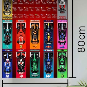 Puede incluir: Un póster rectangular que muestra el calendario del Gran Premio de Fórmula 1 de 2026 con trazados de circuitos, logotipos de equipos e ilustraciones de coches. El diseño incluye el texto 2026 GRAND PRIX IT'S LIGHTS OUT AND AWAY WE GO. 60cm por 80cm.
