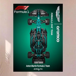 以下が含まれることがあります： ターコイズとブラックのアストンマーティンF1レースカーを真上から見た垂直ポスター。デザインには、F1ロゴ、アストンマーティンのウィングエンブレム、アラムコのロゴ、および「Aston Martin Formula 1 Team AMR24」というテキストが含まれています。