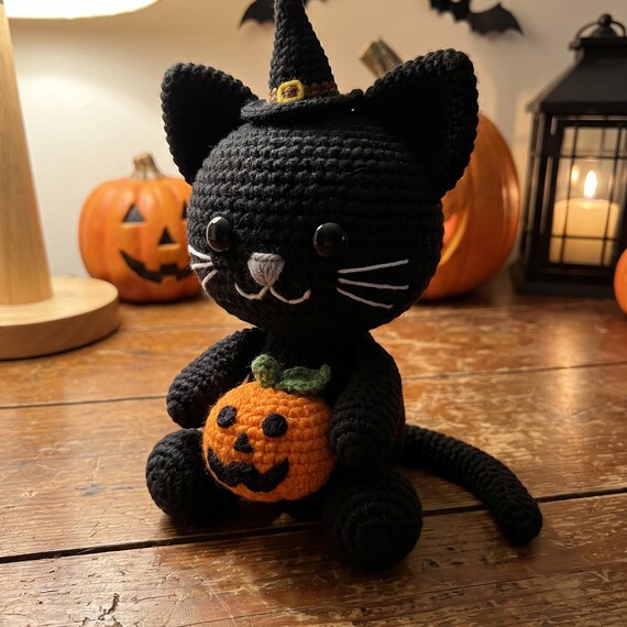 Cadılar Bayramı Şapkası Takmış, Balkabağı Tutan Amigurumi Siyah Kedi, Tığ İşi Cadılar Bayramı Dekorasyonu Hediyesi