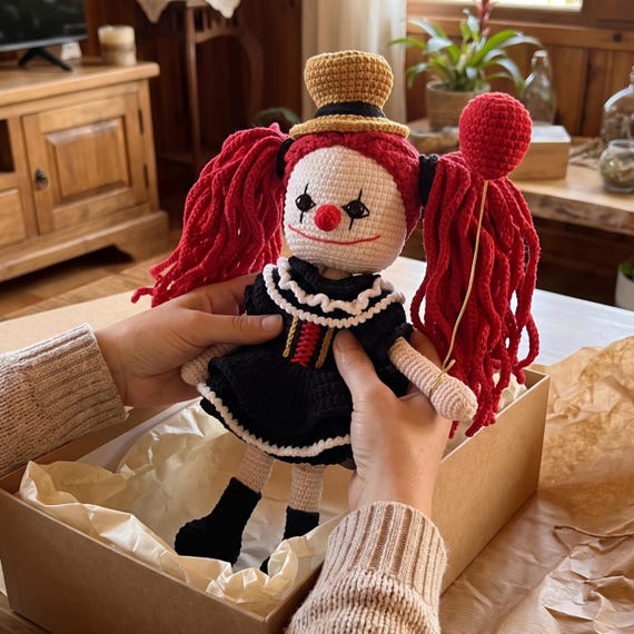 El Yapımı Tığ İşi Palyaço Bebek, Kırmızı Örgülü Saçlar, Ürkütücü Amigurumi Sanat Koleksiyon Parçası