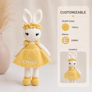 K&ouml;nnte beinhalten: Handgefertigte H&auml;kelkaninchen-Puppe mit gelbem Kleid und passendem Stirnband. Die Puppe hat einen wei&szlig;en K&ouml;rper und ein gelbes Kleid mit dem gestickten Namen "EMMA". Outfit-Farbe und Name sind anpassbar.