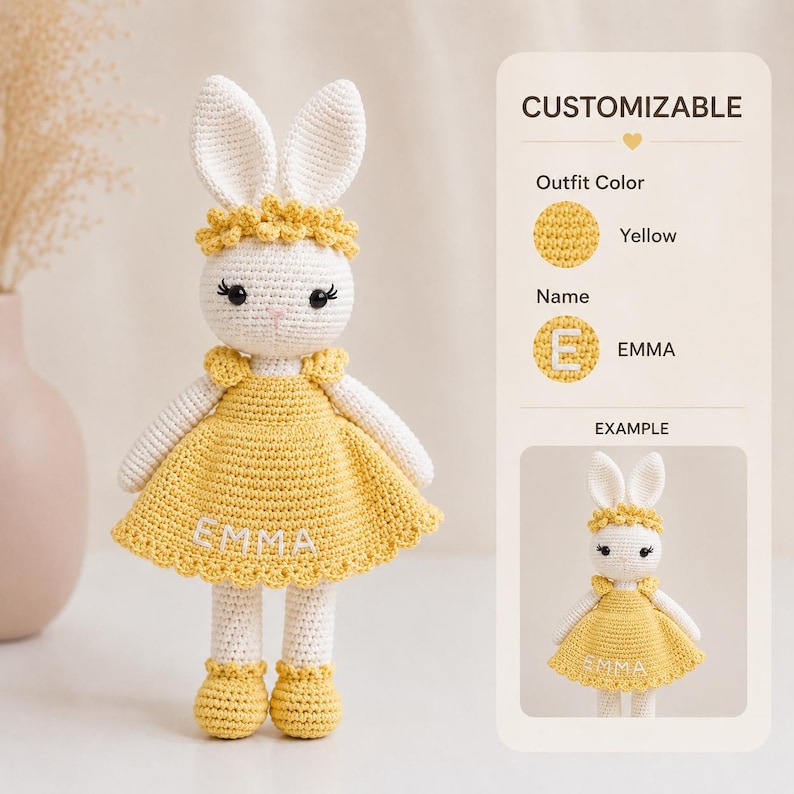 K&ouml;nnte beinhalten: Handgefertigte H&auml;kelkaninchen-Puppe mit gelbem Kleid und passendem Stirnband. Die Puppe hat einen wei&szlig;en K&ouml;rper und ein gelbes Kleid mit dem gestickten Namen "EMMA". Outfit-Farbe und Name sind anpassbar.