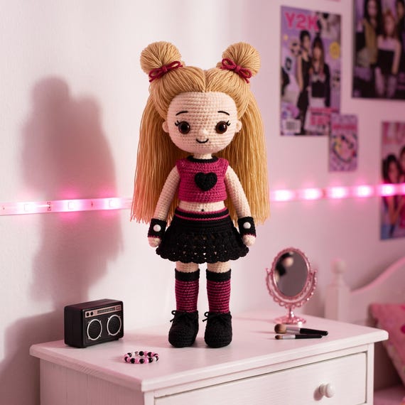 Kişiye Özel Tığ İşi Rock Bebek, Özel Tasarım Punk Amigurumi Koleksiyon Parçası, Sıra Dışı Alternatif Dekor