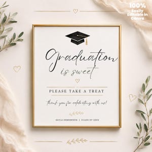 Può includere: Un cartello di laurea incorniciato con dettagli dorati e la scritta "Graduation is sweet". Il cartello include un'illustrazione del cappello di laurea e la scritta "Please take a treat". Facile da modificare in Canva.