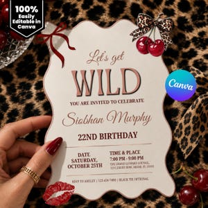 Puede incluir: Invitación de cumpleaños con borde ondulado, con el texto "Let's get WILD". La invitación incluye detalles para el 22 cumpleaños de Siobhan Murphy, con fecha, hora y lugar. Elementos decorativos: cerezas y lazo con estampado de leopardo.
