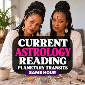 Puede incluir: Una persona con cabello trenzado, pendientes dorados y una blusa blanca, situada tras una mesa con cartas de tarot y una taza. La imagen incluye el texto CURRENT ASTROLOGY READING PLANETARY TRANSITS SAME HOUR en letras blancas y rosas.