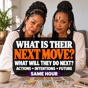 Puede incluir: Dos personas con cabello trenzado, blusas blancas y aretes dorados sentadas ante una mesa con cartas de tarot. El texto dice: WHAT IS THEIR NEXT MOVE? WHAT WILL THEY DO NEXT? ACTIONS • INTENTIONS • FUTURE SAME HOUR.