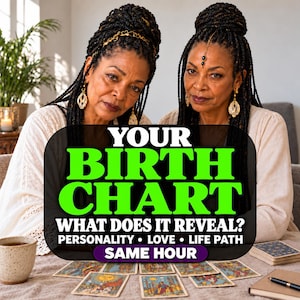 Puede incluir: Una persona con cabello trenzado, blusa blanca y joyas doradas sentada ante una mesa con cartas de tarot. El texto dice: YOUR BIRTH CHART WHAT DOES IT REVEAL? PERSONALITY • LOVE • LIFE PATH SAME HOUR. Incluye una taza de cerámica y un cuaderno.