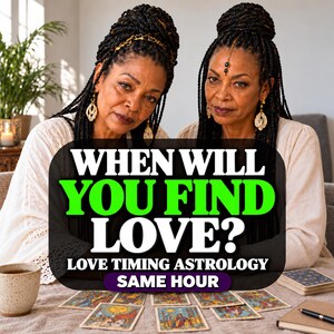 Puede incluir: Dos personas con cabello trenzado visten blusas color crema y aretes dorados. El texto dice: WHEN WILL YOU FIND LOVE? LOVE TIMING ASTROLOGY SAME HOUR. Cartas de tarot están extendidas sobre la mesa frente a ellos.
