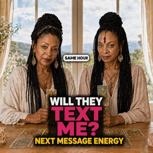Puede incluir: Dos personas con cabello oscuro trenzado y blusas claras sentadas ante una mesa de madera con cartas de tarot. Superposiciones de texto dicen SAME HOUR, WILL THEY TEXT ME? y NEXT MESSAGE ENERGY. Cristales y una vela sobre la mesa.