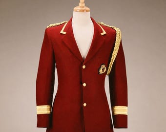 Jaqueta militar vermelha usada por Michael Jackson no aeroporto de Londres em 1985 – um look inspirado no estilo real.