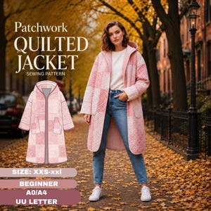 Op de afbeelding: Een roze patchwork gewatteerd jas patroon. De jas heeft een capuchon en zakken. De afbeelding toont ook een vrouw die de jas draagt met een blauwe jeans en witte sneakers. De tekst op de afbeelding luidt "Patchwork Quilted Jacket Sewing Pattern".