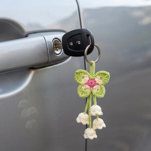 Virkad fjäril med klocka och blomma nyckelringsmönster PDF, Mosaikvirkad fjärilsnyckelringsapplikation, Fjärilsblåregnsnyckelring, Väskberlock
