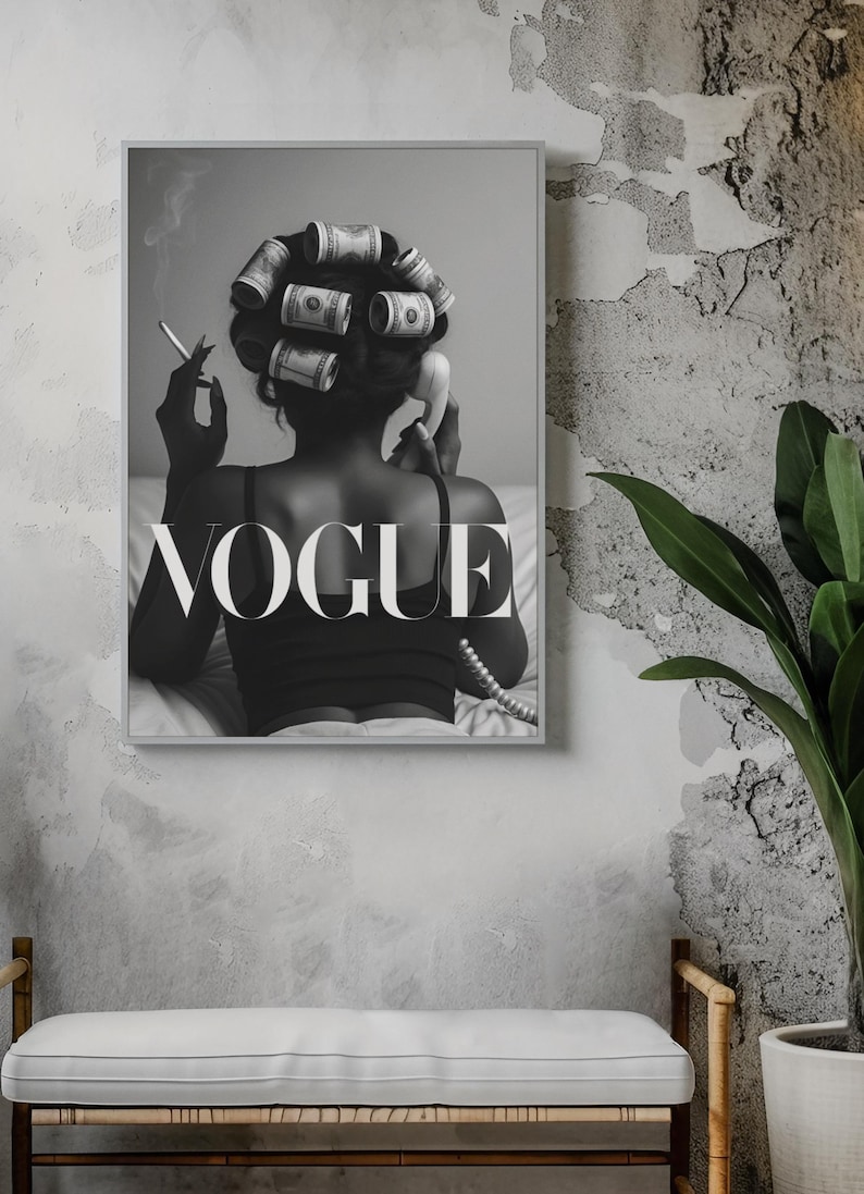 Puede incluir: Impresi&oacute;n en blanco y negro enmarcada que presenta a una mujer con billetes de d&oacute;lar en sus rulos, sosteniendo un cigarrillo y un tel&eacute;fono antiguo. La palabra "VOGUE" se muestra de forma destacada en texto blanco.