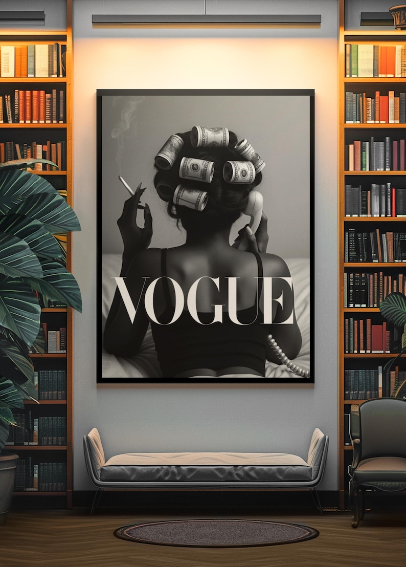 Puede incluir: Impresi&oacute;n en blanco y negro con la palabra "VOGUE" y una mujer con rulos de dinero, un cigarrillo y un auricular de tel&eacute;fono. La impresi&oacute;n cuelga sobre un banco, flanqueada por estanter&iacute;as.
