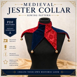 Könnte beinhalten: Ein mittelalterliches Narrenkragen-Schnittmuster. Der Kragen wird auf einer schwarzen Schaufensterpuppe präsentiert. Er hat einen roten Stoff mit Blumenmuster und marineblauen Samt mit goldenen Akzenten. Der Text auf dem Bild lautet "Medieval Jester Collar Sewing Pattern".