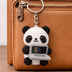 Panda Coder Amigurumi-berlock, datavetenskapsstudenttillbehör, binär skogsteknikdekor