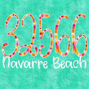 Könnte beinhalten: Ein Grafikdesign mit der Zahl 32566 in einer stilisierten, mehrfarbig gestreiften Schriftart mit Rosa-, Orange- und Rottönen. Unter der Zahl steht der Text Navarre Beach in einer einfachen, weißen, serifenlosen Schrift auf türkisfarbenem Grund.