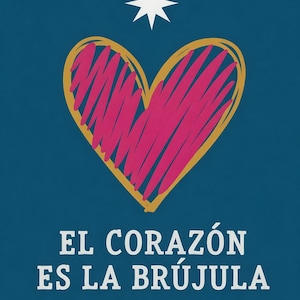 Puede incluir: Un póster con fondo turquesa, un corazón rosa y dorado y una estrella blanca. El texto en español "EL CORAZÓN ES LA BRÚJULA" está impreso en blanco debajo. Diseño gráfico sencillo y colorido.