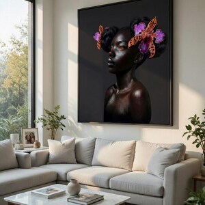 Puede incluir: Una gran pieza de arte mural cuadrada que presenta el retrato de una persona de piel oscura con el cabello peinado en dos moños, adornado con orquídeas manchadas de color naranja y violeta, sobre un fondo negro en un marco negro.