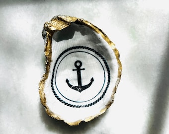 Porte-anneaux en coquille d'huître peint à la main, porte-bijoux nautique ancre, décoration côtière avec bordure dorée