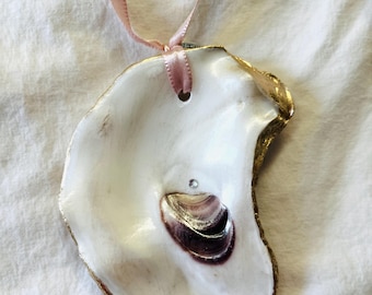 Ornement fait main de coquille d'huître avec le charme fait avec amour | Décoration de Noël côtière