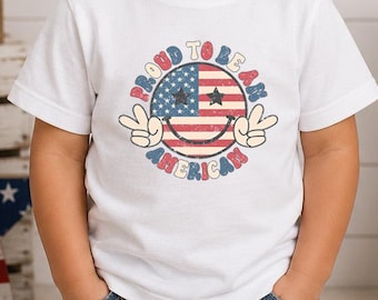 Stolz darauf, amerikanisch zu sein Kinder 4. Juli Shirt, Distressed Vaterländische Flaggen-Gesicht mit Daumen hoch, Jugend Americana T-Shirt, Kleinkind 4. Juli T-Shirt
