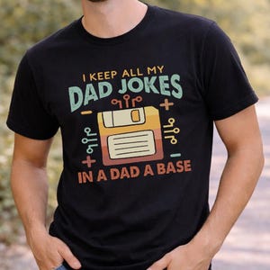 Maglietta con battute da papà, Maglietta divertente per papà programmatore, Maglietta "Tengo le battute da papà in un Dadabase", Regalo per papà nerd, Maglietta con umorismo da papà tecnologico, Maglietta per la festa del papà