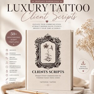 Op de afbeelding: Een boek getiteld "Luxury Tattoo Client Scripts" met een bloemenillustratie in een decoratief kader. De tekst op de omslag bevat "Elevate Your Communication" en "Digital Download". Aanvullende tekst geeft scripttemplates en onderwerpen als aanbetalingen en nazorg weer.