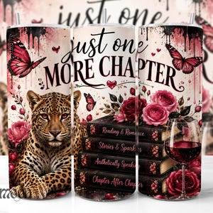 Op de afbeelding: Een cilindervormige beker met een luipaard, roze rozen, vlinders en een wijnglas. De tekst "just one MORE CHAPTER" staat boven een stapel boeken met de titels "Reading & Romance," "Stories & Sparkles," "Aesthetically Speaking," en "Chapter After Chapter."
