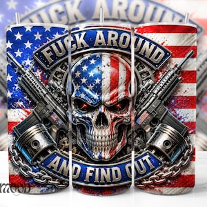 Può includere: Un bicchiere cilindrico con la grafica di un teschio dipinto con la bandiera americana, affiancato da due fucili e pistoni di motore. Il testo FUCK AROUND AND FIND OUT è visualizzato in una cornice circolare. Lo sfondo mostra una bandiera americana.