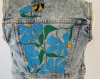 Chaleco infantil reciclado, lavado ácido, abeja y flores, pintado a mano.